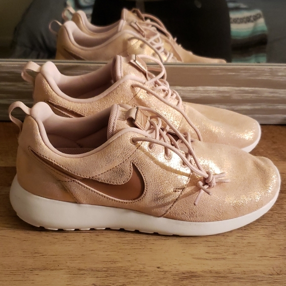 Nike Shoes - Nike Roshe Rose Gold